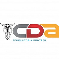 Caduceu na cor preta; CDA nas cores; cinza, vermelho e amarelo respectivamente, abaixo escrito em azul Consultoria Cont&aacute;bil.